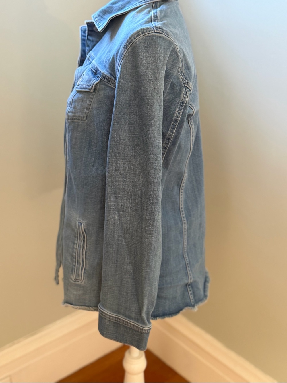 Chico’s Light Wash Denim Jacket Raw Hem Stretch Button Front Size 1 - Picture 3 of 6